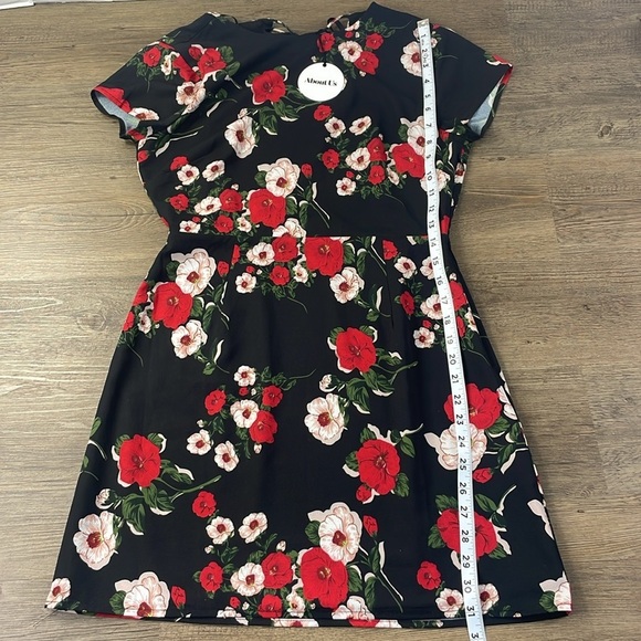 NWT About Us Women’s Addison Black are White Floral Dress, size Medium - Picture 8 of 13